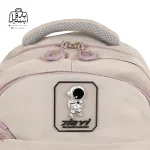 تصویر اختصاصی از دستهٔ کوله پشتی مدرسه حاصل ۱-۱۵۱۳ در رنگ یاسی