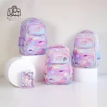 تصویر اختصاصی از نمای جلوی کوله پشتی مدرسه هونکا ۲۶۱۰۵ در رنگ صورتی یاسی آبی