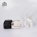 تصویر اختصاصی از نمای جلوی کیف دوشی زنانه موجیتو کد 7611 در رنگ سفید و مشکی