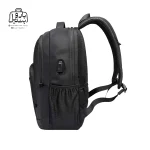 تصویر اختصاصی از نمای کناری کوله‌پشتی بنج کد ۱۹۲۱ در رنگ مشکی